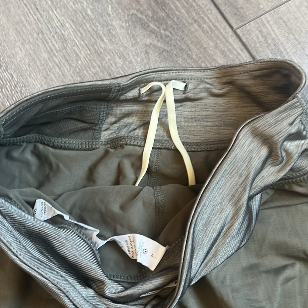 Size 4 Lululemon "wet dry warm" shorts - Picture 4 of 5